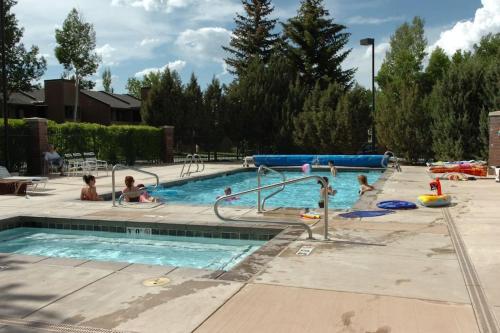 eine Gruppe von Menschen, die in einem Schwimmbecken spielen in der Unterkunft Family Friendly Condo - Park City (Sleeps 8+) in Park City