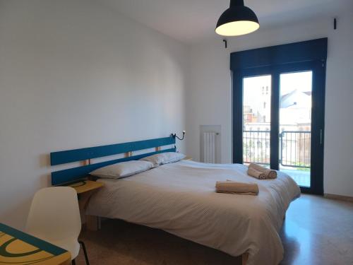 una camera con un grande letto con testiera blu di Oberdan Guest House a Bari