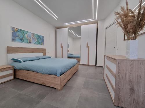 una camera con un grande letto e un comò in legno di VeraLuce a Caltavuturo