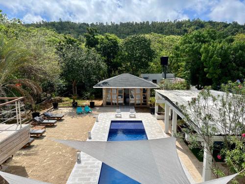 un patio trasero con piscina y una casa en Alquiler de Casa Completa-Casa Iguana Del Mar, en San Andrés
