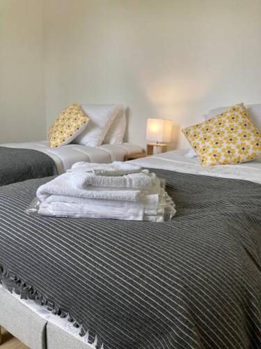 Tempat tidur dalam kamar di Les Séchoirs piscine et spa privatifs