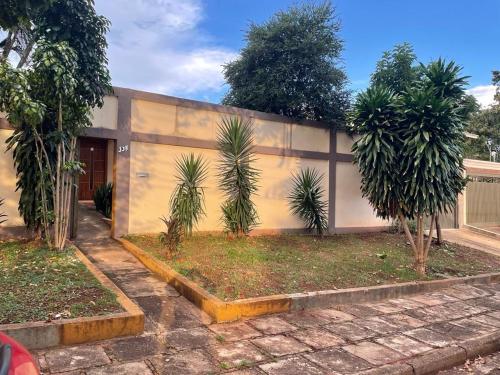 un bâtiment avec des palmiers en face de celui-ci dans l'établissement Morada da Lua, à Foz do Iguaçu