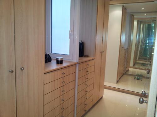 a bathroom with a dresser with a mirror at Bahía 66 in Empuriabrava