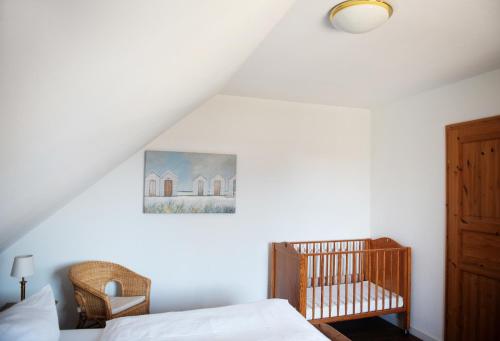 - une chambre avec un lit et un lit bébé dans l'établissement Bauernhof Höper-Rauert - Reihenhaus 4, à Neujellingsdorf