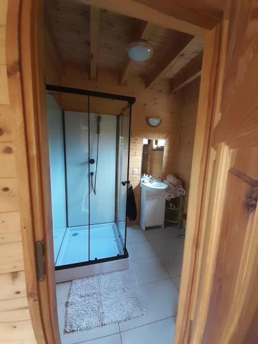 eine Glastür in einem Zimmer mit Bad in der Unterkunft Orla Chata Domy in Świnoujście