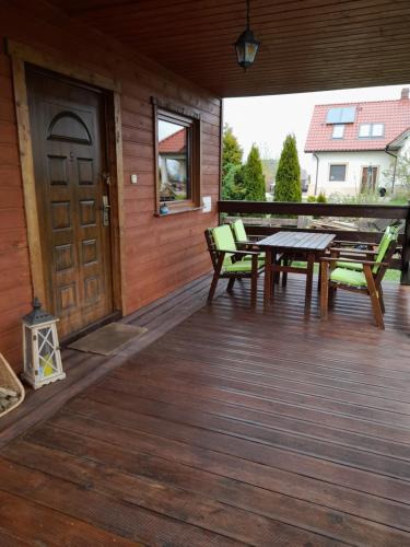 eine Terrasse mit einem Tisch und Stühlen auf einer Terrasse in der Unterkunft Orla Chata Domy in Świnoujście