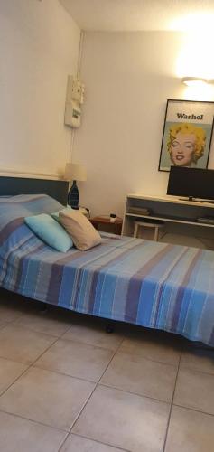 une chambre avec un lit et un bureau avec un ordinateur portable dans l'établissement LA VAGUE BLEUE, à Porticcio