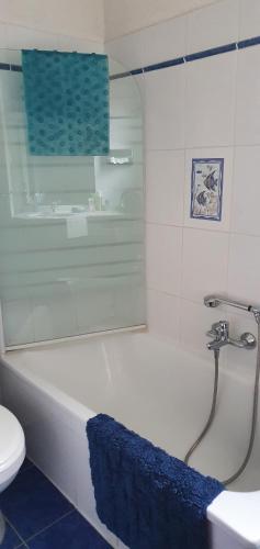 une salle de bain avec une baignoire, des toilettes et un lavabo dans l'établissement LA VAGUE BLEUE, à Porticcio