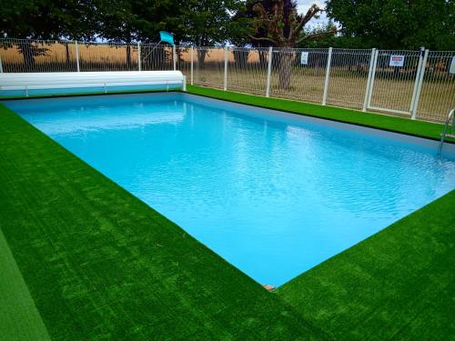 Courtemaux的住宿－Chez Magali，绿色草地大型蓝色游泳池