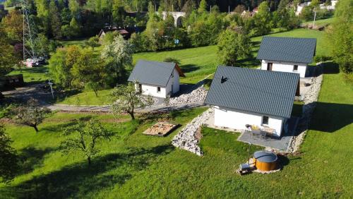 una vista aérea de una casa con una pared de piedra en Domki Ciszy Mi Daj, en Wisła