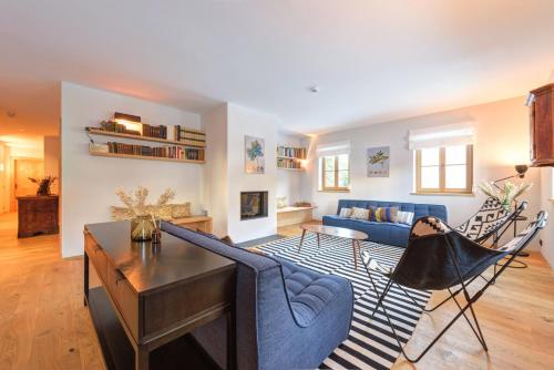 聖安東阿爾貝格的住宿－Chalet SILVER FOX - Luxus Chalets，客厅配有蓝色的沙发和桌子