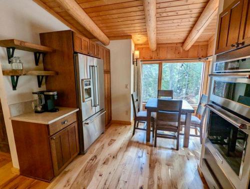 A kitchen or kitchenette at Jackson Hole Hideout