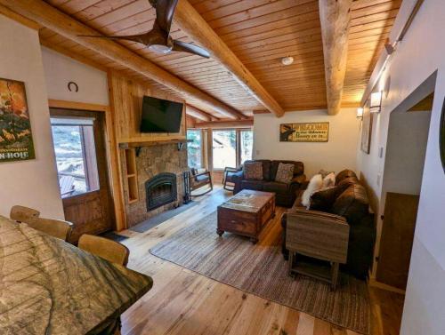 Jackson Hole Hideout في ويلسون: غرفة معيشة مع أريكة ومدفأة