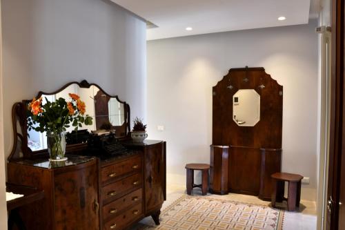 a dressing room with a dresser and a mirror at Battisti 18 Vintage Rooms in Palermo
