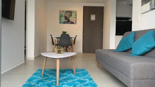 a living room with a couch and a table at Hermoso Apartamento Nuevo con Excelente Vista in Ibagué