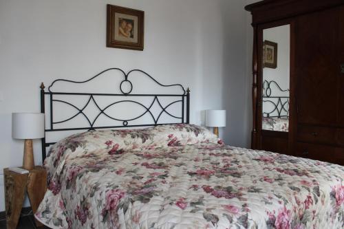 a bedroom with a large bed with a floral bedspread at Art Apartment Chianti Family in Lappeggi