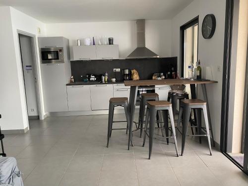 Kuchyň nebo kuchyňský kout v ubytování Appartement les pieds dans l'eau 3 Chambres - Propriano - Corse