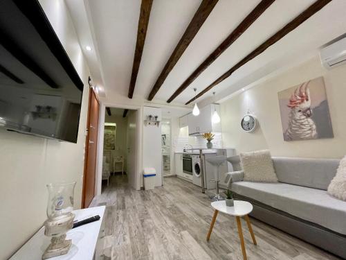 ein Wohnzimmer mit Sofa und Tisch in der Unterkunft The well in Korfu-Stadt