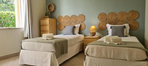 En eller flere senge i et værelse på Casa Dos Cedros