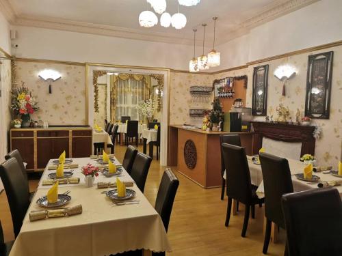 a dining room with tables and chairs in a restaurant at Athol Park Guest House in Port Erin