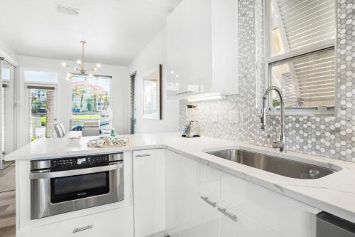 Una cocina con gabinetes blancos y un fregadero. en Destiny Beach Villas 17 Between the Waters, en Destin