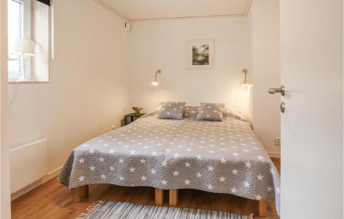 Säng eller sängar i ett rum på Nice Home In Lttorp With Kitchen