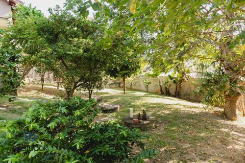 Taman di luar Casinha aconchegante bem perto da praia | MAAL04