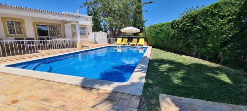 a swimming pool in the yard of a house at Casa Dos Cedros in Guia