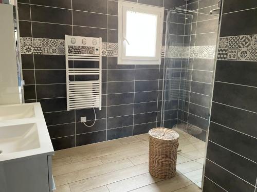 une salle de bain avec une douche et un lavabo et une fenêtre dans l'établissement Villa calme piscine proche mer petite salle cinéma, à Montagnac