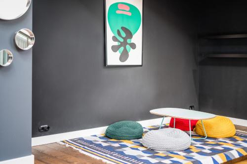 een kamer met een tafel en een tapijt bij Wegierska Luxury Loft WAWELOFTS in Krakau