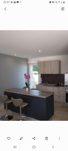 - une cuisine avec une table et deux chaises dans l'établissement Gite du golf bis, à Gonneville-sur-Mer