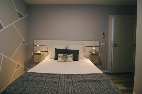 - une chambre avec un lit et 2 oreillers dans l'établissement Casa do Brasileiro, à Arco da Calheta