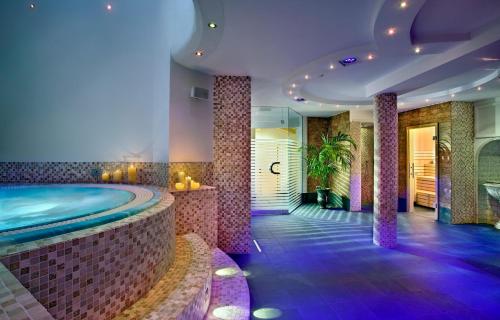 un ampio bagno con vasca idromassaggio in un edificio di Hotel Sassella a Grosio