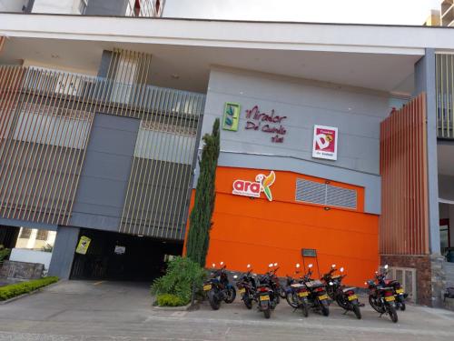 un grupo de motocicletas estacionadas frente a un edificio en ATARDECERES DEL QUINDIO - Cerca al parque del café, en Armenia