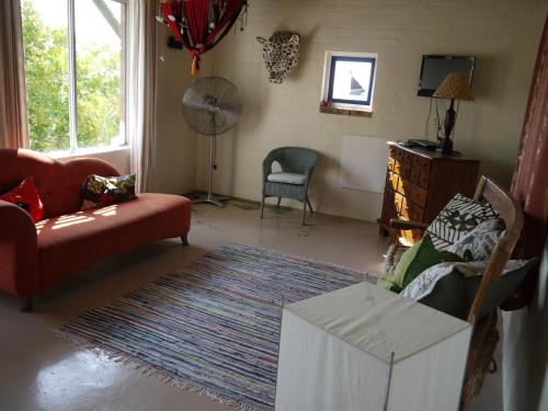 ein Wohnzimmer mit Couch und Tisch in der Unterkunft Lookout Darling in Darling