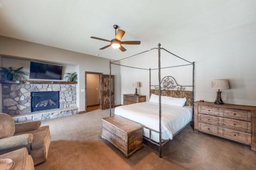 Postel nebo postele na pokoji v ubytování Brickers Lakefront