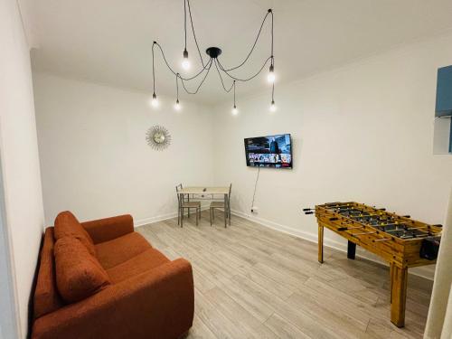 TV a/nebo společenská místnost v ubytování Entire Pet Friendly Apartment Self Check In