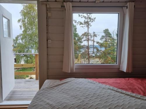 Tempat tidur dalam kamar di Villa Stockholms skärgård 30 min från Stockholm centralt