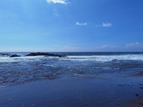 uma praia com o oceano e rochas na água em HOTEL GEORGI CR em Guanacaste