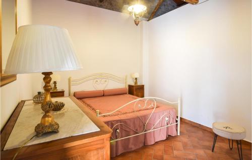 una camera da letto con un letto con una lampada su un comò di Awesome Home In Reggio Calabria With Wifi a Pellaro