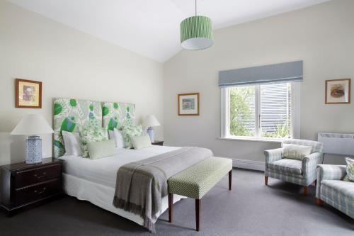 Una cama o camas en una habitación de The Martinborough Hotel