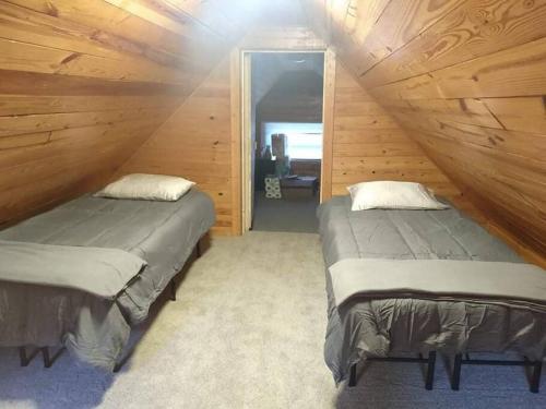 Ein Bett oder Betten in einem Zimmer der Unterkunft Woodard Cabin