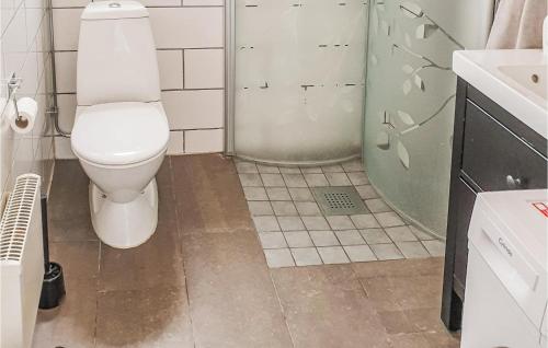 La salle de bains est pourvue d'une douche et de toilettes. dans l'établissement Amazing Home In Lttorp With Wifi, à Löttorp