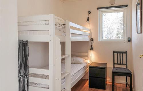 Ce lit superposé blanc se trouve dans une petite chambre dotée d'une fenêtre. dans l'établissement Amazing Home In Lttorp With Wifi, à Löttorp