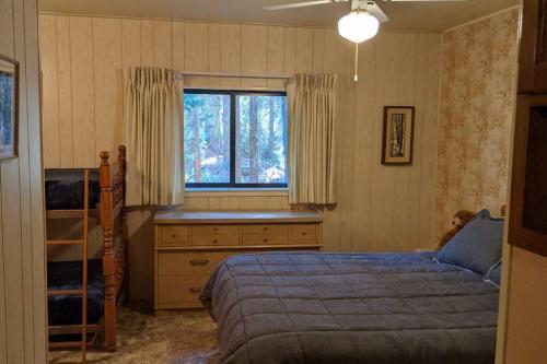 a bedroom with a bed and a window at King's Cabin in Wilsonia