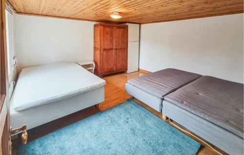 Cozy Home In Ödeshög With Kitchenにあるベッド