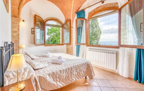 - une chambre avec un lit dans une pièce dotée de fenêtres dans l'établissement 6 Bedroom Gorgeous Home In Montaione, à Montaione