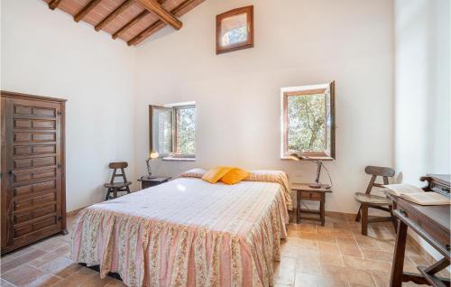 een slaapkamer met een bed, een bureau en 2 ramen bij Awesome Home In Casole Delsa With House A Panoramic View in Casole dʼElsa