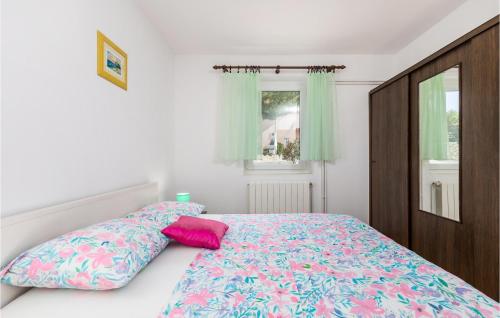 מיטה או מיטות בחדר ב-Amazing Apartment In Barbat Na Rabu With Heated Swimming Pool