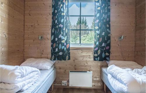 twee bedden in een kamer met een raam bij Cozy Apartment In Sandstad With Wifi in Skipnes